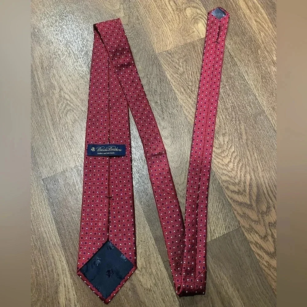 Brooks Brothers Red Navy White Square Pattern Tie